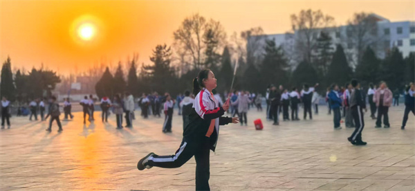 怀仁：校园夕阳下的温暖与活力