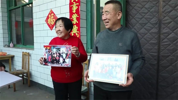晋中介休市：公益拍摄全家福 定格幸福中国年