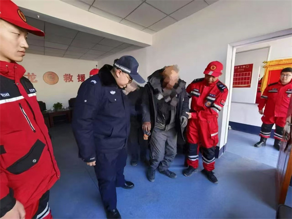 怀仁市：一男子走失三天 警民联手暖心助其回家