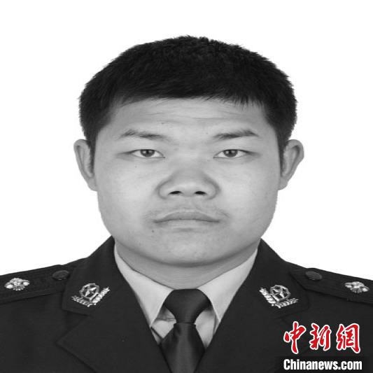 张明同志人民警察证证件照片。西安铁路公安局西安公安处