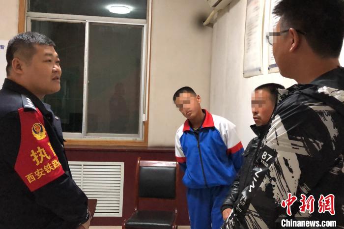 张明同志春运期间帮助旅客的工作照片。西安铁路公安局西安公安处