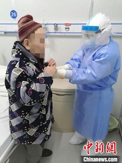 董海宾照顾盲人患者。董海宾供图