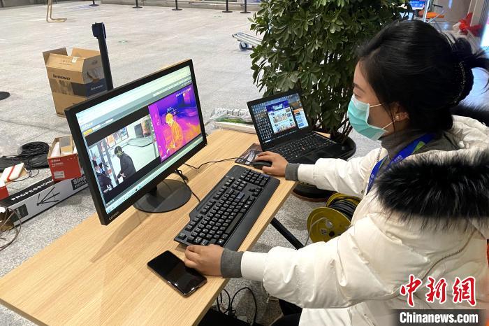 工作人员操作5G+热成像测温系统。 中国移动西藏公司 供图