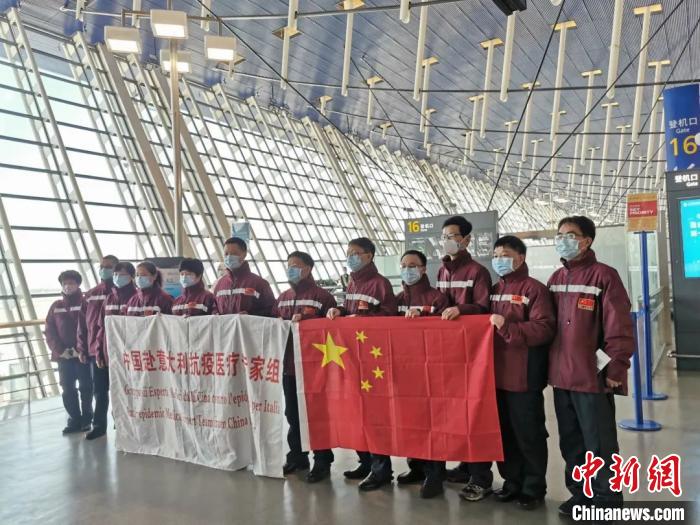 专家组登机前合影。浙大一院 供图
