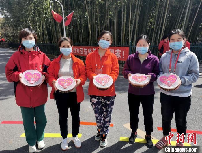 安徽支援湖北医疗队员展示收到的“家乡味道”。　沈果 摄