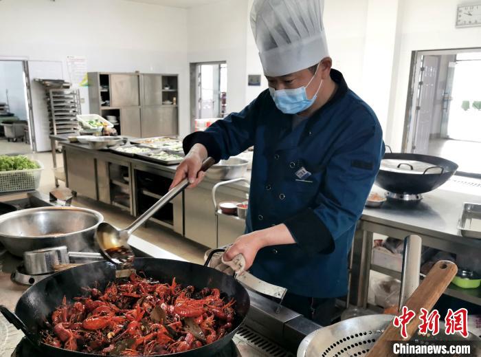 大厨正在加工美味的小龙虾。　沈果 摄