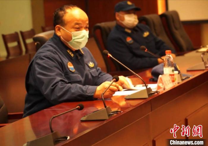 驻杭空军某部高级工程师高卫红回忆战友韦长春。　张煜欢 摄