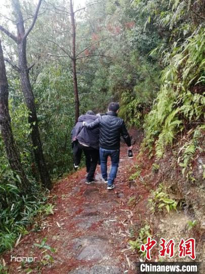 两兄弟下山 泰顺公安供图 摄