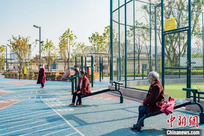 图为市民戴着口罩在社区体育文化公园休憩。　重庆市规划和自然资源局供图 摄
