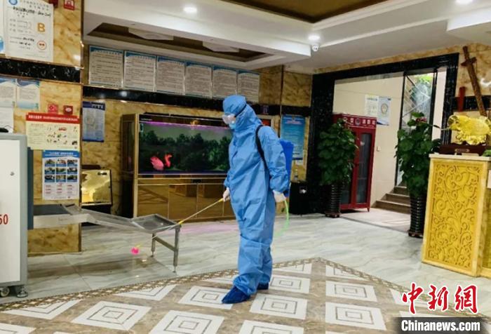 王宏权对集中医学观察点隔离区的楼道、房间及其他区域进行全面消毒。　受访者供图 摄