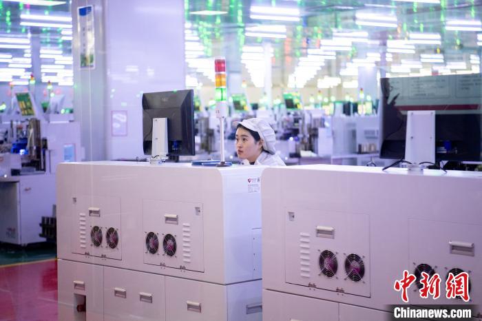 资料图：疫情发生以来，山西省先后推出各项减费降费政策，为企业纾困减负。　韦亮 摄