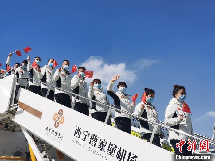 图为医疗队队员走下舷梯。　张添福 摄