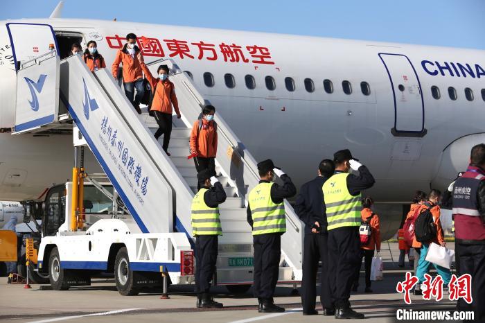 19日下午，江苏扬州援助湖北医疗队第二批164名撤离队员抵达扬州泰州国际机场。　扬州泰州机场供图 