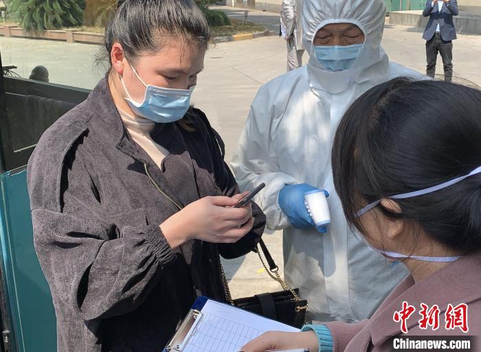 恩施籍员工出示健康码。　张斌 摄