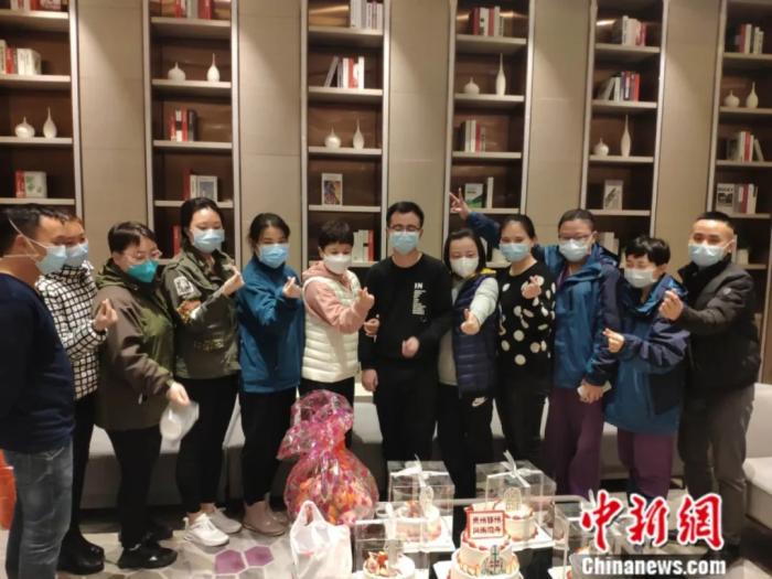 志愿者为侯建庆祝生日。石小杰 摄