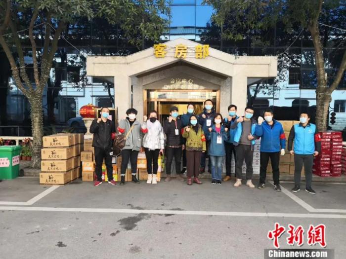 志愿者为贵州医疗队送物资。石小杰 摄