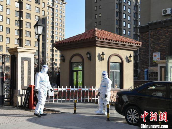 自1月17日8时起，长春市绿园区蓉桥壹号C区、大禹华邦B区，二道区鲁辉国际城荷兰小镇小区调整为中风险地区。　张瑶 摄