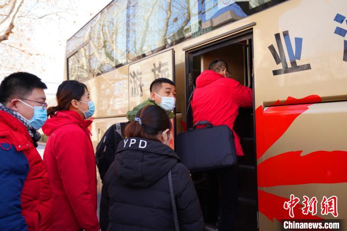 医护人员登车。　王鹏 摄