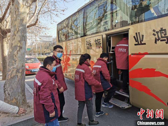医护人员登车。　王鹏 摄