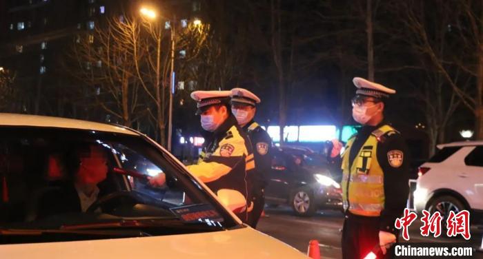 图为沧州交警突出恢复营业的餐饮娱乐场所周边道路进行检查。沧州交警支队供图