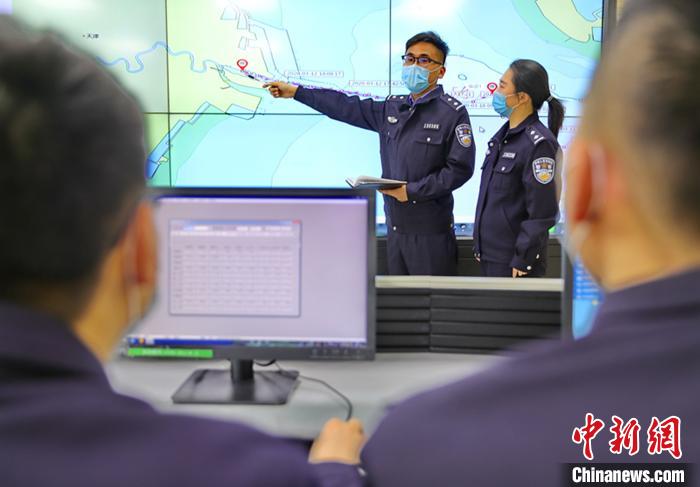 图为秦皇岛出入境边防检查站民警核查入境船舶轨迹。　曹建雄 摄