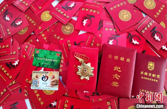 他4次荣获“全国无偿献血奉献奖金奖”、4次“上海市无偿献血白玉兰奖”等荣誉。　王亚东 摄