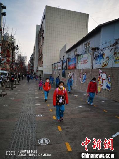 乌鲁木齐市第一小学开学第一天，学生走在校园门口的路上。　梁莉 摄