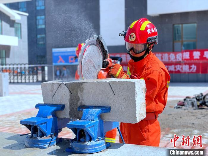 图为消防器具的使用方法展示。　孙睿 摄
