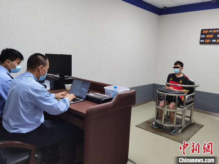 图为抓捕现场。　张鑫 摄