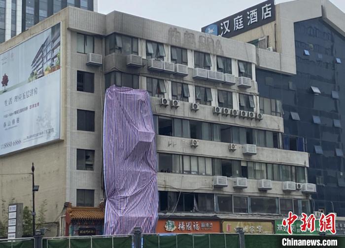 发生火灾的钱塘医疗门诊部。　钱晨菲 摄