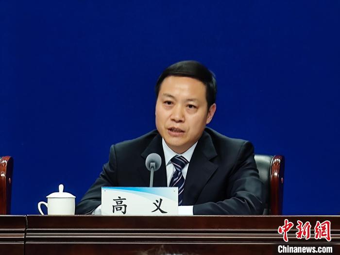 图为河南省发改委副主任、省能源规划建设局局长高义在发布会上解读河南如何推动碳减排。　阚力 摄