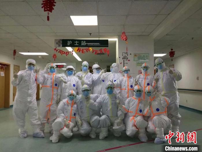 图为脱亚莉和同事们。　甘肃省卫健委供图