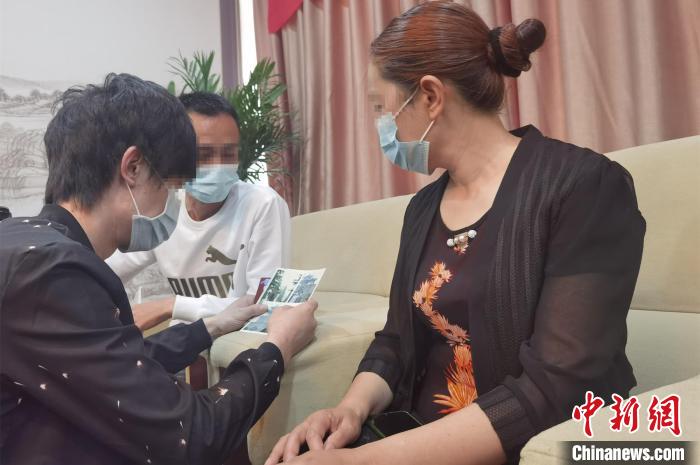 图为“团圆”行动认亲现场。　李洋 摄