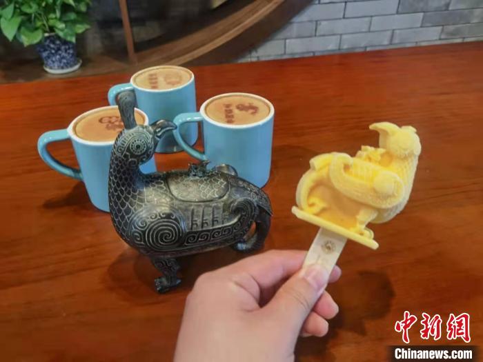 山西博物院镇馆之宝造型的“鸟尊”雪糕，旁边为鸟尊青铜器模型。　胡健　摄