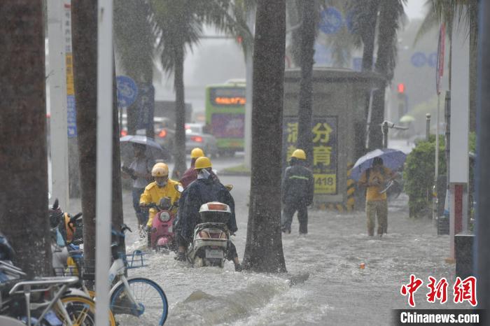 7月6日下午，短时强降雨导致海口部分路段出现较严重积水。