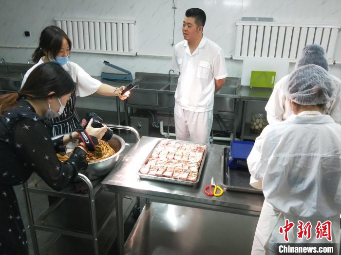 高尚在工作。　高尚供图