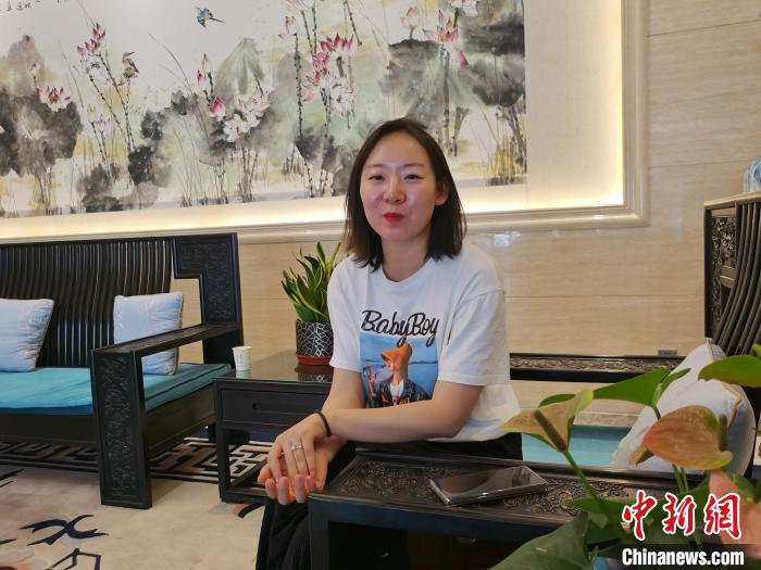 图为当地“网红”席潇婷 李爱平 摄