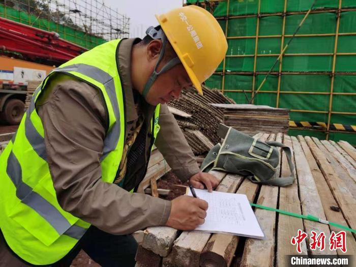 安薪监督员签字确认工资发放。　 童建铭 摄