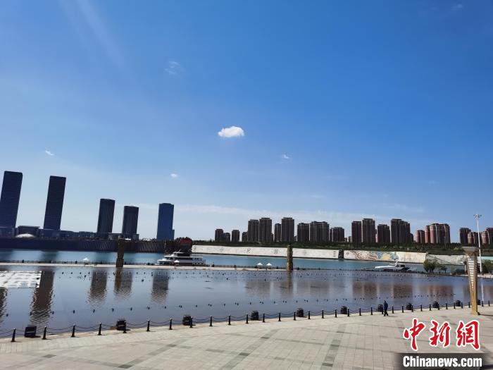 图为康巴什区外景 李爱平 摄