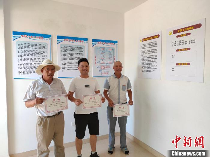 安薪监督员接受聘书。　 童建铭 摄