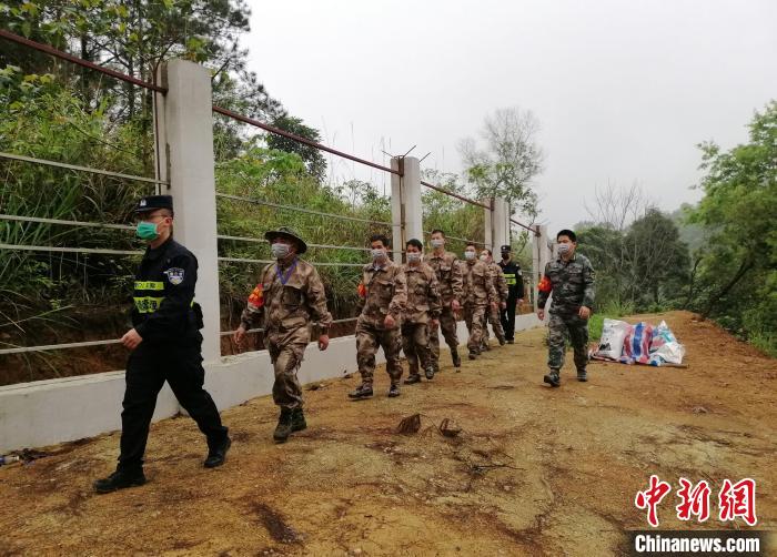 凭祥边境派出所干警和卡凤村的护边员在边境线上巡逻。　和顺民 摄